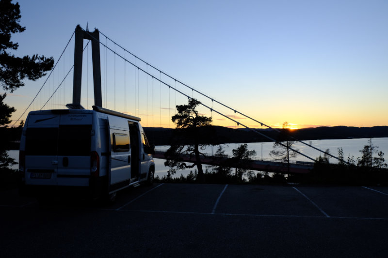 Camper vor einem Sonnenuntergang